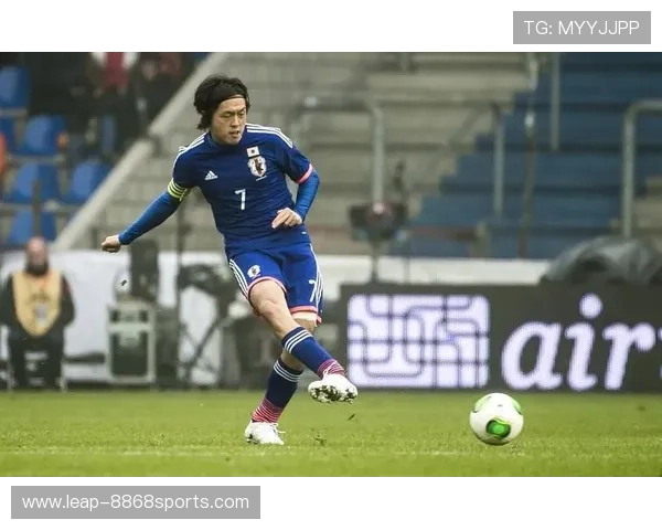 足球球星下蹲瞬间展现力量与技巧 盘点那些令人难忘的精彩时刻